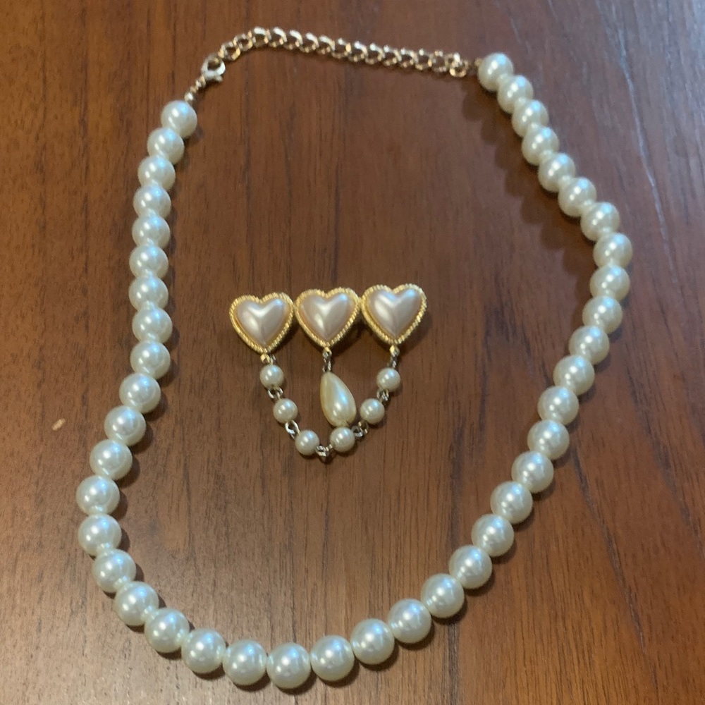Elegant Pearl Necklace and Brooch Set